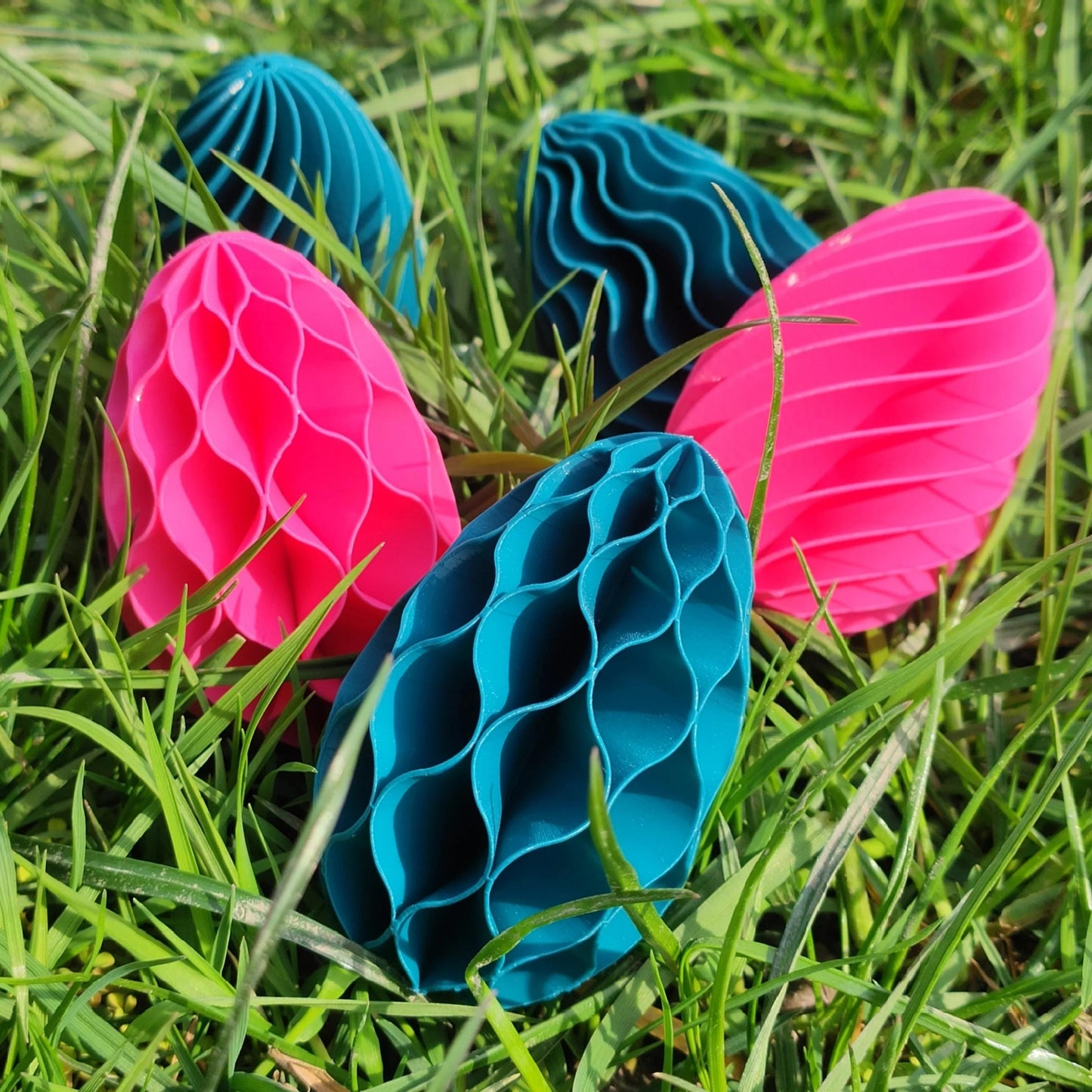 Twisted Vase – Sculptural Modern Vase | Wavy Easter Eggs