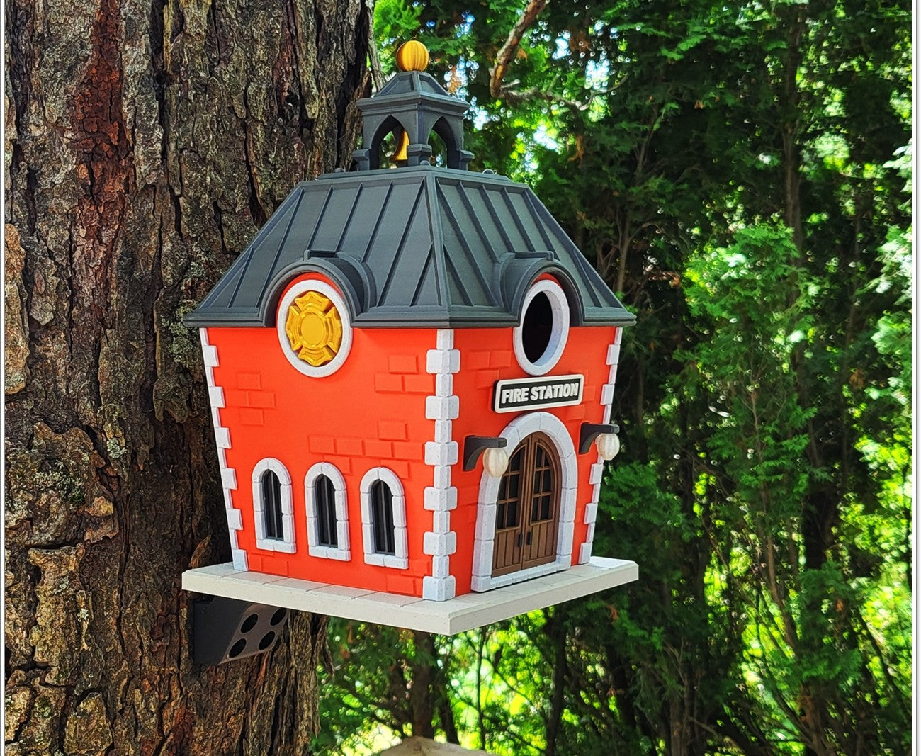 Fire Station Birdhouse | 16x16x25cm Novelty Garden Décor Gift