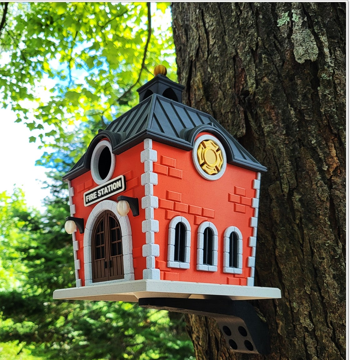 Fire Station Birdhouse | 16x16x25cm Novelty Garden Décor Gift