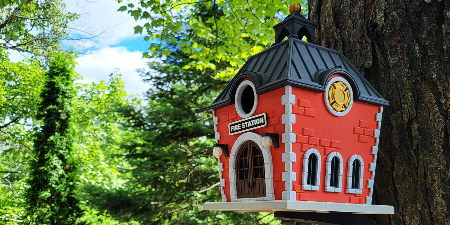 Fire Station Birdhouse | 16x16x25cm Novelty Garden Décor Gift