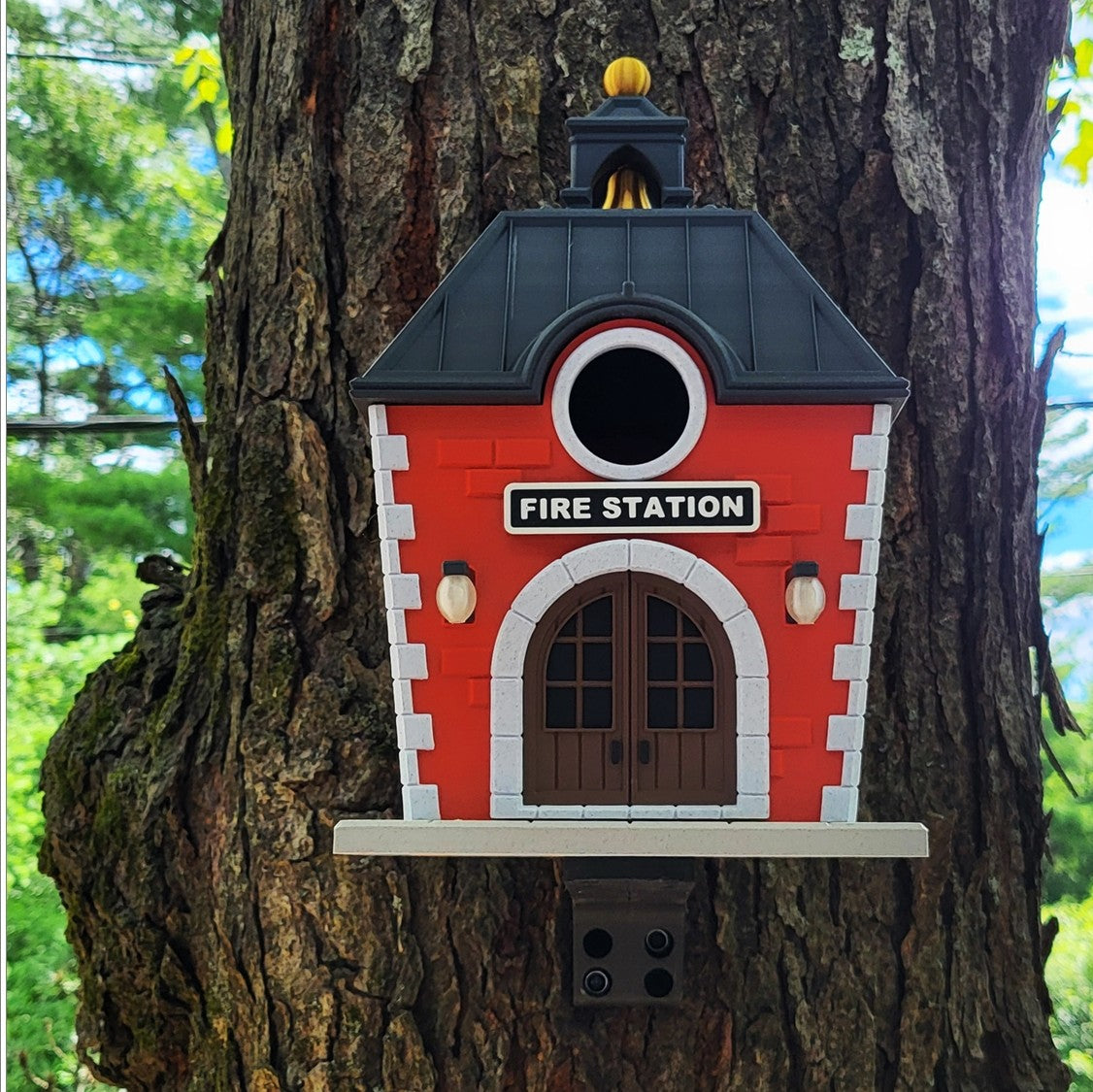 Fire Station Birdhouse | 16x16x25cm Novelty Garden Décor Gift