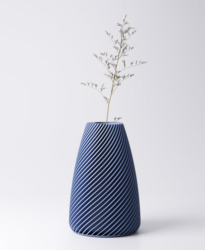 Fin Vase – Angled Ribbed Design | 12×12×18 cm