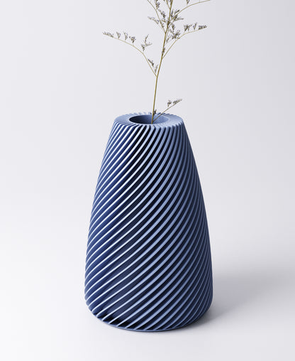 Fin Vase – Angled Ribbed Design | 12×12×18 cm
