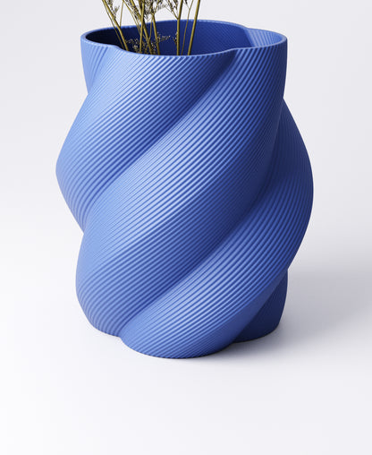 Twist Vase – Sculptural Helix Design | 15×15×18 cm