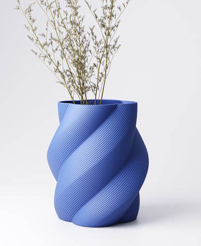Twist Vase – Sculptural Helix Design | 15×15×18 cm