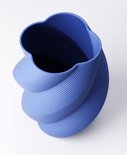Twist Vase – Sculptural Helix Design | 15×15×18 cm