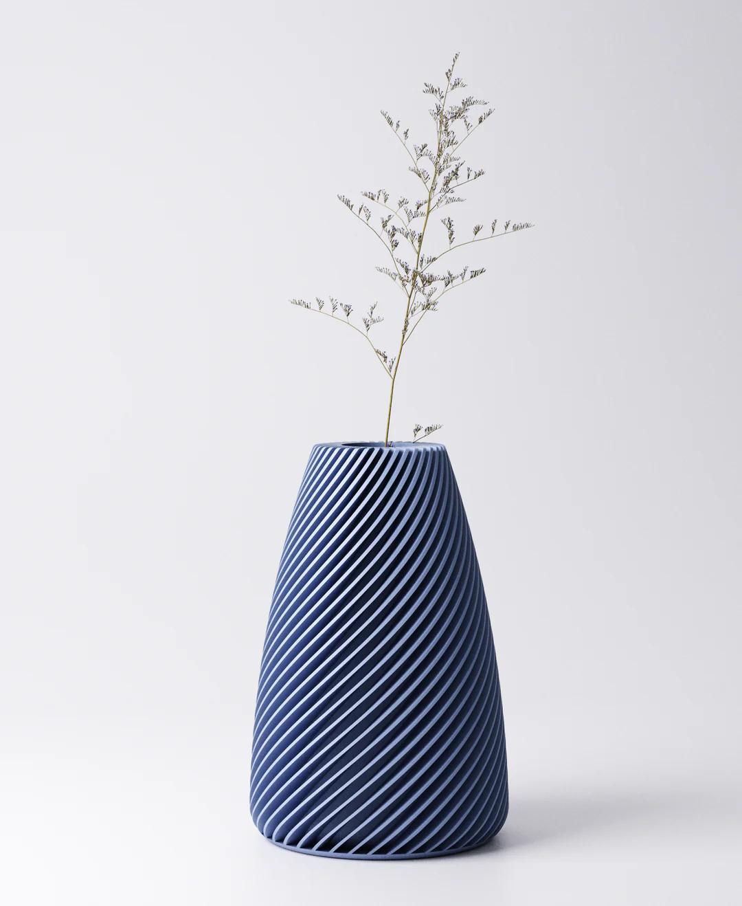 Fin Vase - Angled Ribbed Design | 12×12×18 cm