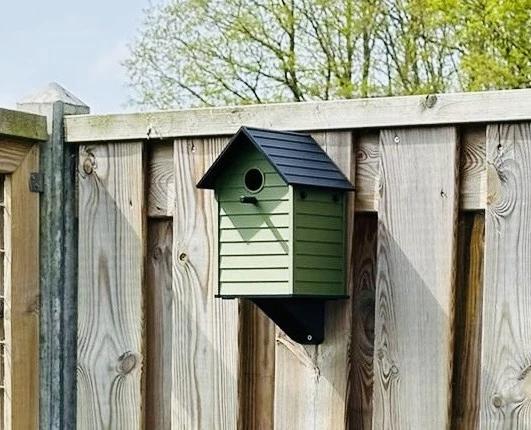 Classic Outdoor Birdhouse with Mounting Bracket & Screws - Durable PETG, Weather Resistant