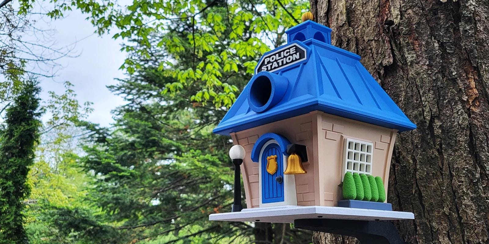 Police Station Birdhouse | 15×15×21cm Novelty Garden Décor Gift