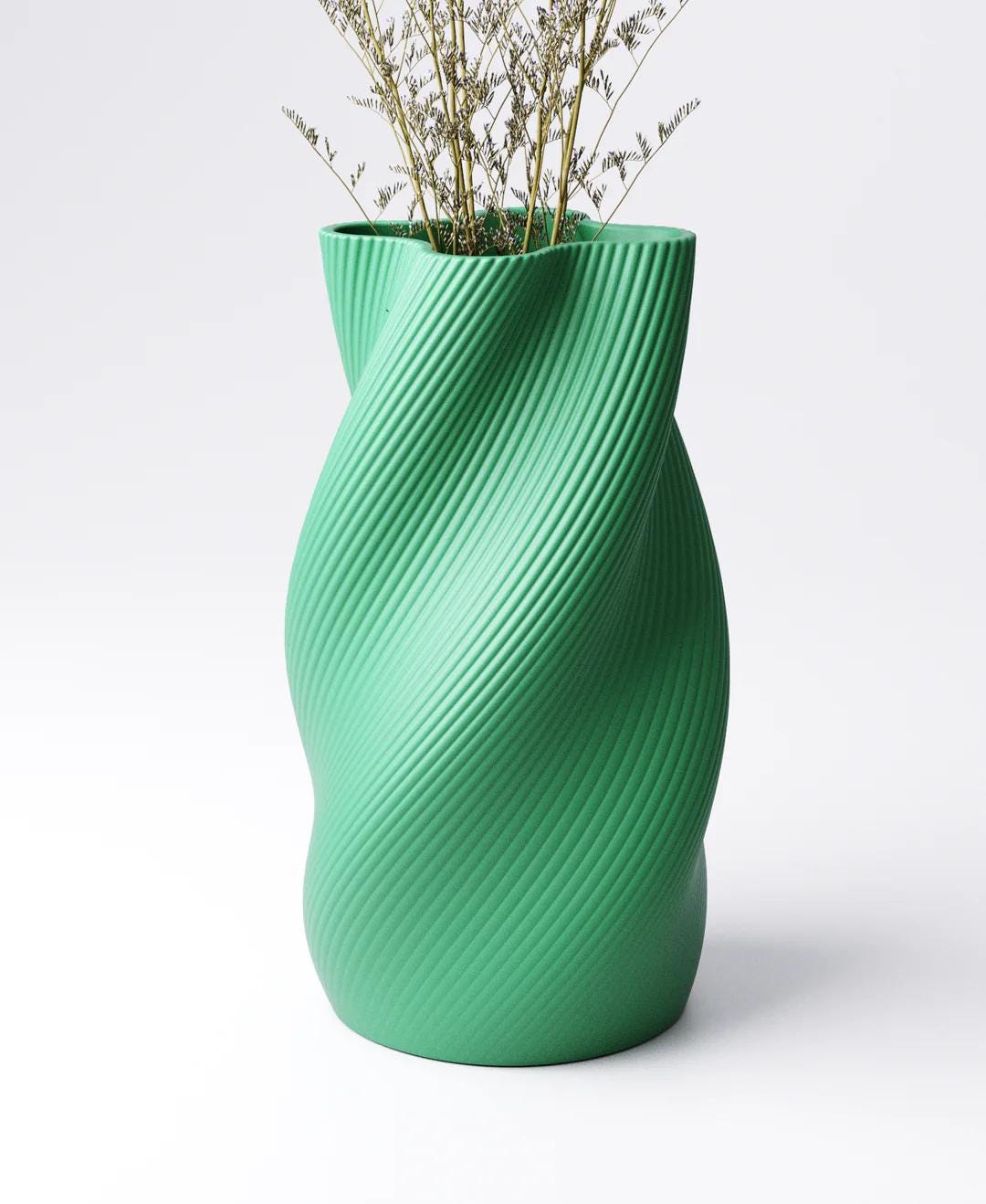 Spiral Vase - Twisted Rib Design | 11×11×18 cm