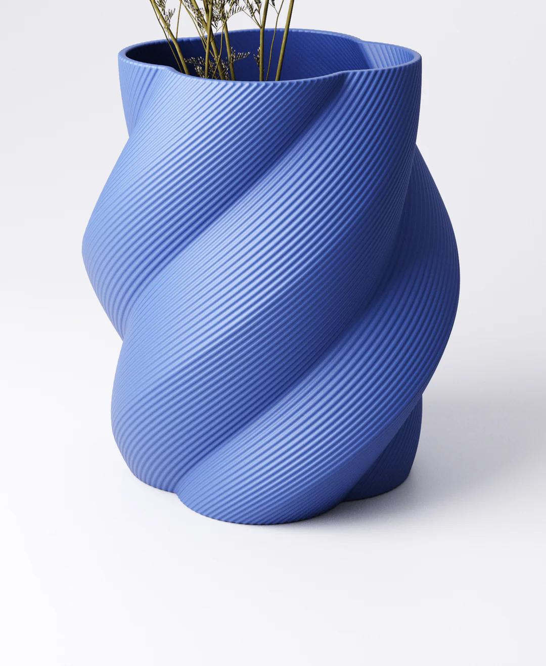 Twist Vase - Sculptural Helix Design | 15×15×18 cm
